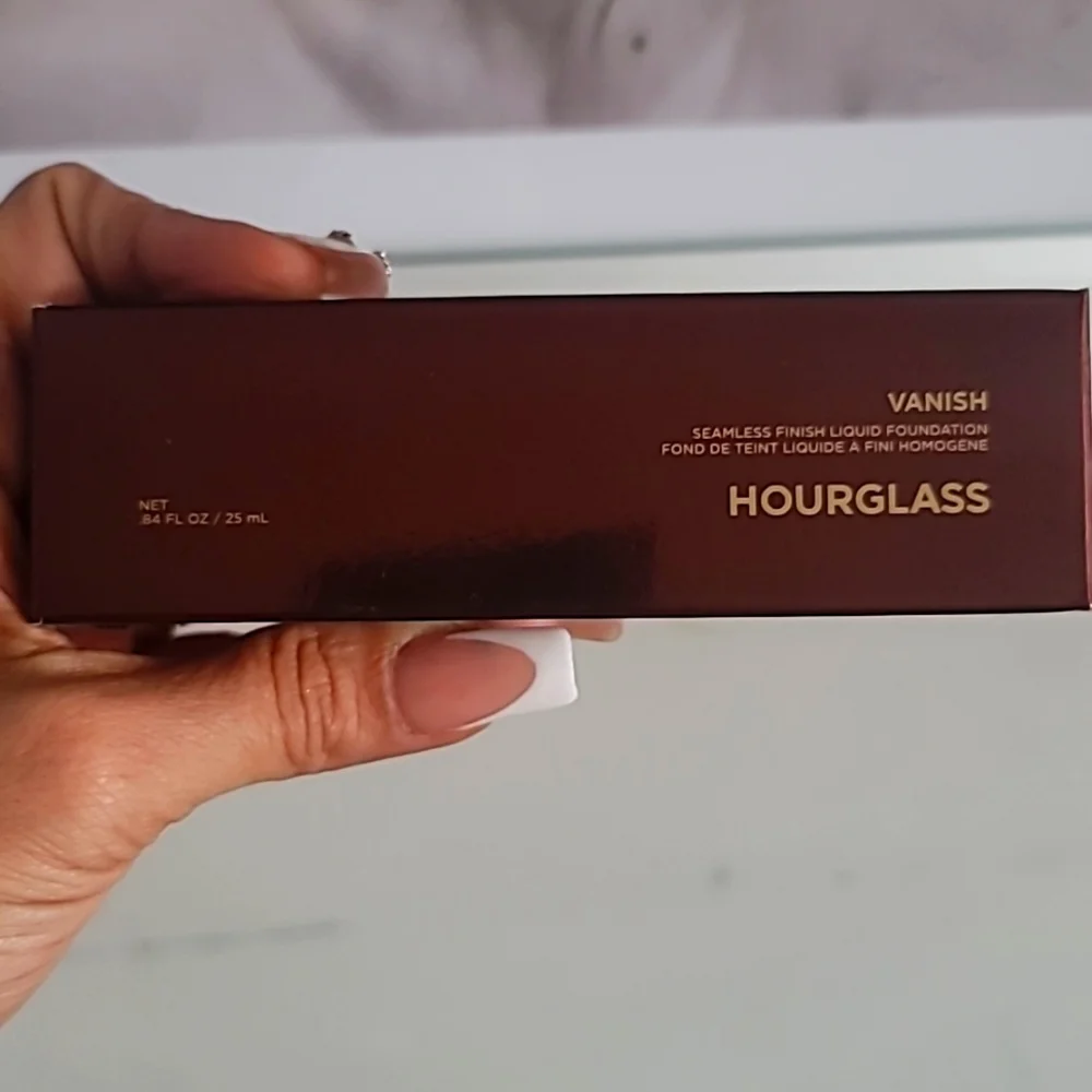 Vanish Seamless Finish Liquid Foundation HOURGLASS - Picture 2 of 4